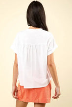 Casual fit white nochted short sleeve top in washed knit fabric