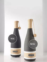 Kratzbäume im Champagnerflaschen-Stil mit miaofairy-Etiketten