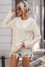 Top à manches longues à col rond à carreaux avec short en denim déchiré