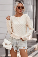 Haut à manches longues à col rond à carreaux crème et blanc avec short en denim déchiré