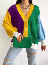 Colorblock-Strickjacke mit Zopfmuster und grüner Clutch mit Krokodilleder-Optik
