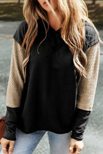 Sweatshirt preta de ombro caído com blocos de cor para mulher