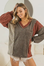 Color block exposed seam V neck top in charcoal and rust