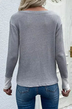 Grauer, gerippter Pullover mit Farbblock und langen Ärmeln