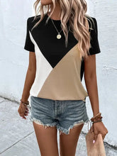 Women’s color block short-sleeve t-shirt with denim shorts