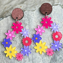 Färgglada blomformade droppörhängen med trästift och kronbladsdetaljer