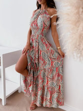 Buntes Paisley-Halter-Maxikleid mit gestuftem, gerafftem, rückenfreiem Design Freizeitkleider