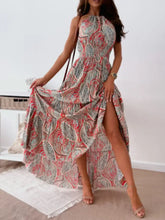 Buntes Paisley-Halter-Maxikleid mit gestuftem, gerafftem, rückenfreiem Design Freizeitkleider