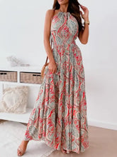 Buntes Paisley-Halter-Maxikleid mit gestuftem, gerafftem, rückenfreiem Design Freizeitkleider
