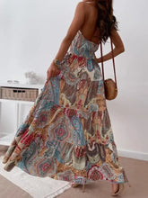 Buntes Paisley-Halter-Maxikleid mit gestuftem, gerafftem, rückenfreiem Design Freizeitkleider