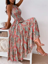 Buntes Paisley-Halter-Maxikleid mit gestuftem, gerafftem, rückenfreiem Design Freizeitkleider