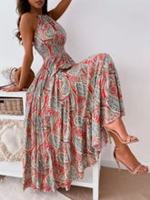 Buntes Paisley-Halter-Maxikleid mit gestuftem, gerafftem, rückenfreiem Design Freizeitkleider
