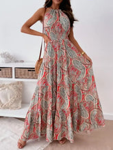 Buntes Paisley-Halter-Maxikleid mit gestuftem, gerafftem, rückenfreiem Design Rotes Blumen-Casualkleid