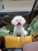 Flauschiger weißer Bichon Frisé in einem gemütlichen grün-gelben Autositzbett