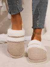 Beige contrast faux fur round toe slippers with jeans and gold chain