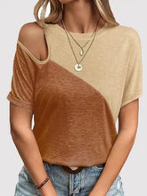 Contrast round neck short sleeve T-shirt with cut-out shoulder and layered necklaces
