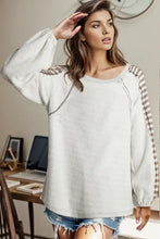 Women’s contrast stitching round neck long sleeve sweatshirt with plaid sleeves