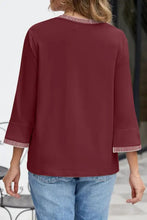 Maroon contrast trim round neck 3/4 sleeve top with jeans