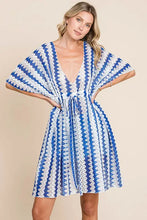 Chic tied striped plunge half sleeve cover-up kaftan in blue and white zigzag