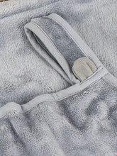 Grembiule porta animali accogliente con morbido asciugamano in peluche grigio, bordo a coste, fori per le zampe