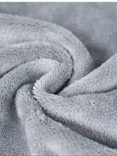 Zaino porta animali comodo con morbido asciugamano grigio in peluche e fori per le zampe