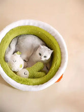 Cozy round pet nest with thermal insulation and pets natural lime green lining