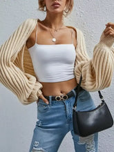 Kurz geschnittener, gerippter Strickcardigan mit schwarzer Leder-Schultertasche