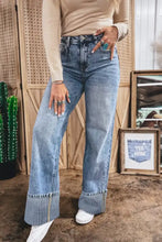 Cuffed straight loose light blue denim jeans with high waist rolled cuffs and classic five-pocket design