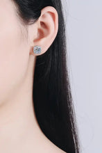 Ohrstecker mit 1-Karat-Moissanit im Kissenschliff aus Sterlingsilber mit Pavé-Halo