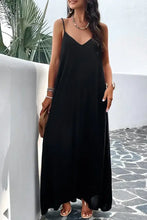 Schwarzes Devine Maxikleid mit Rückenausschnitt, Trägern und Taschen, ärmelloser V-Ausschnitt