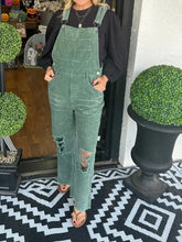 Salbeigrüne, used-look Cord-Latzhose mit weitem Bein und Kniepatches