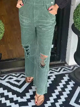 Salbeigrüne, used-look Cord-Latzhose mit weitem Bein und zerrissenen Knien