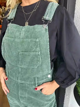 Salbeigrüne, used-look Cord-Latzhose mit weitem Bein und Metallverschlüssen