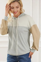 Women’s drawstring color block long sleeve hoodie in beige and grey