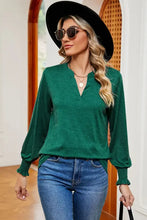 Emerald green notched lantern sleeve T-shirt with long sleeves and V-neck