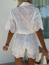 Weißer Spitzen-Jumpsuit mit Knopfleiste, floralen Ausschnitten und kurzen Ärmeln