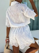 Weißer Romper mit Ösen-Spitze, Knopfleiste, Blumenmuster und gewelltem Saum, maschinenwaschbar bei Kaltwäsche