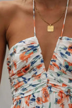 Vestido largo de mujer con cuello halter floral y capas