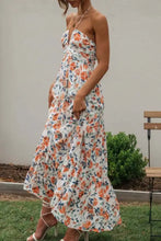Vestido largo de mujer con cuello halter floral y capas