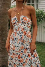 Vestido largo de mujer con cuello halter floral y capas