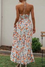 Vestido largo de mujer con cuello halter floral y capas