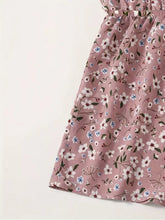 Spaghettiträger-Overall mit Blumenmuster in zartem Rosa und weißen blauen Blüten