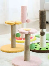 Pastellfarbener, blumenförmiger Kratzbaum für Katzen mit strukturierter Oberfläche und Bommeln