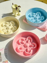 Comedero lento para mascotas de silicona pastel en forma de flor con diseño de laberinto