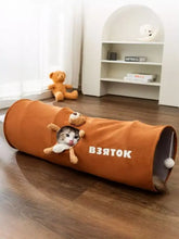 Faltbarer Katzentunnel mit orangefarbenem Plüschkater, Teddybär schaut heraus, взяток Text