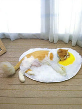 Tappetino per animali domestici in peluche con design di uovo fritto soffice, con pelliccia bianca e tuorlo giallo