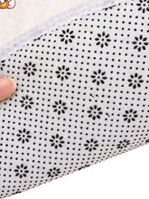 Tappetino per animali in peluche con design a uovo fritto, tessuto bianco e ricamo floreale nero
