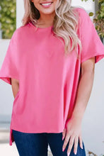 Woman in fringe round neck short sleeve pink T-shirt and jeans