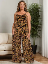 Frau in einem Leopardenmuster-Overall mit weitem Bein und Rundhalsausschnitt