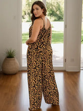 Frau in einem Leopardenmuster-Overall mit weitem Bein und Rundhalsausschnitt